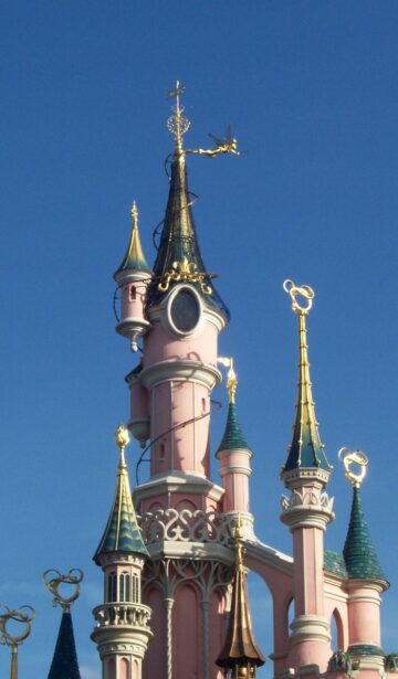 Le sommet du château de la Belle au Bois Dormant à Disneyland Paris
