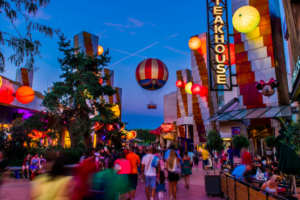 Le Disney Village de Disneyland Paris illuminé à la tombée de la nuit