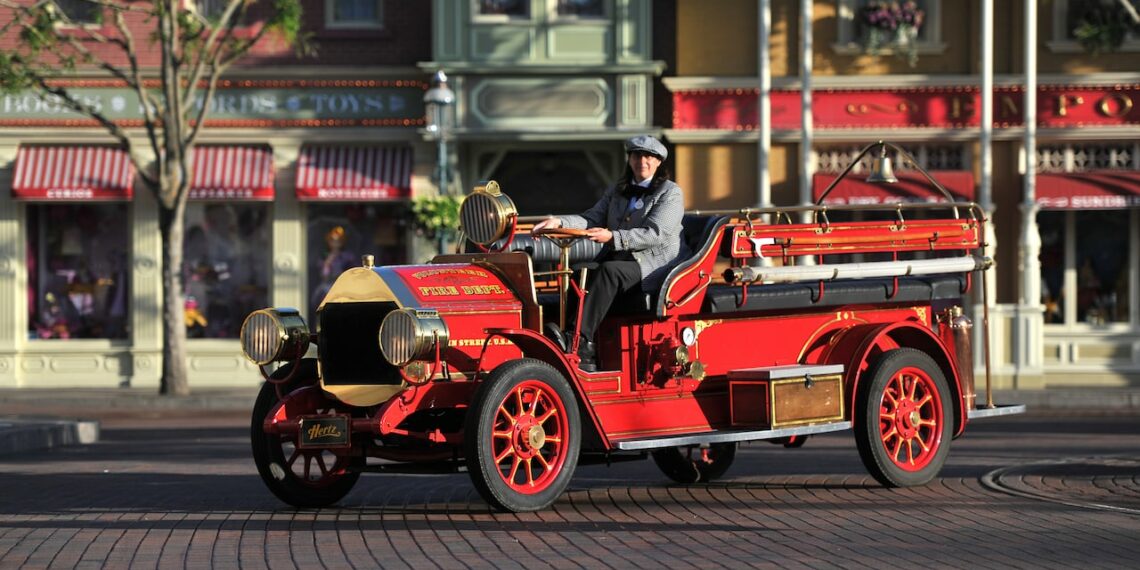Véhicule d'époque sur Main Street, U.S.A. au Parc Disneyland