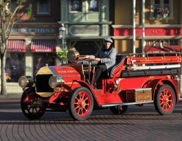 Véhicule d'époque sur Main Street, U.S.A. au Parc Disneyland